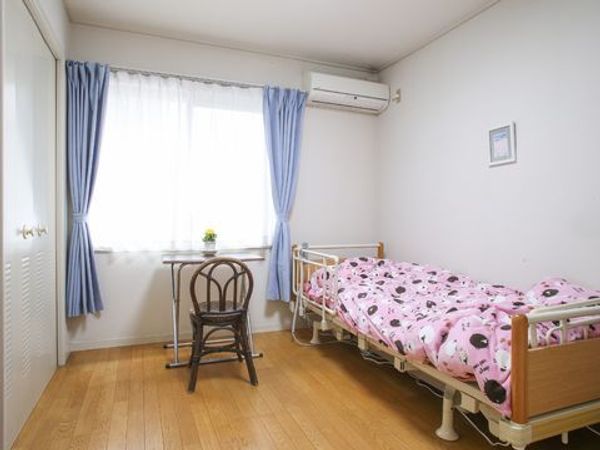 明るい個室の居室