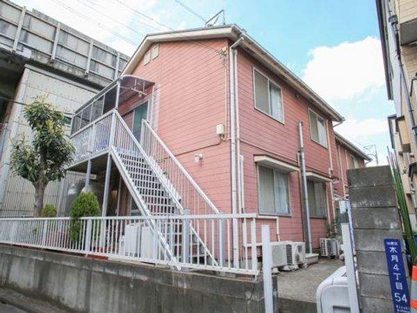 ピンクの外壁の建物