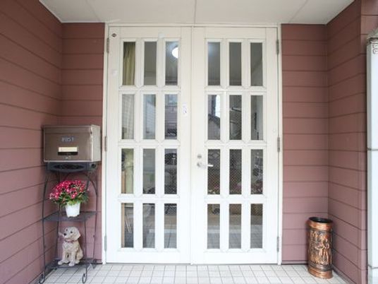 玄関は白色を基調としており明るさが強調されていて、外から帰ってきた入居者の人達を優しく出迎えてくれる。