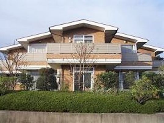 明るい日差しの中庭