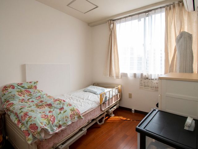 明るい居室の一角 居室 陽光が差し込む快適な居室で、安全な生活を支える設備が整っています。