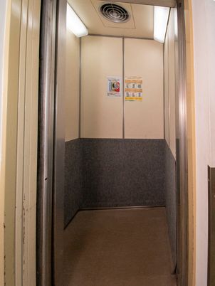 清潔なエレベーター内部