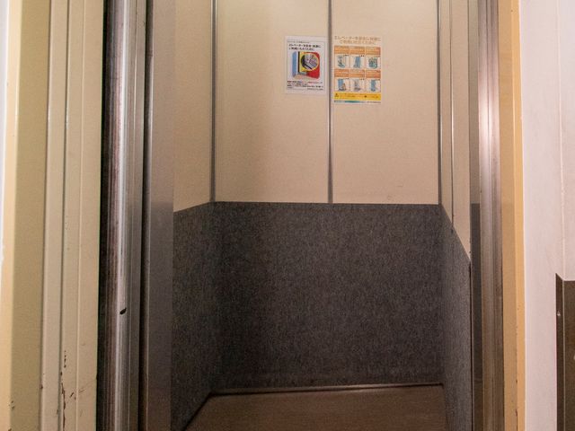 清潔なエレベーター内部 エレベーター スムーズな移動を支えるエレベーターです。使いやすさを考慮した設計となっています。