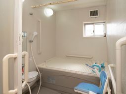 快適な設備の浴室