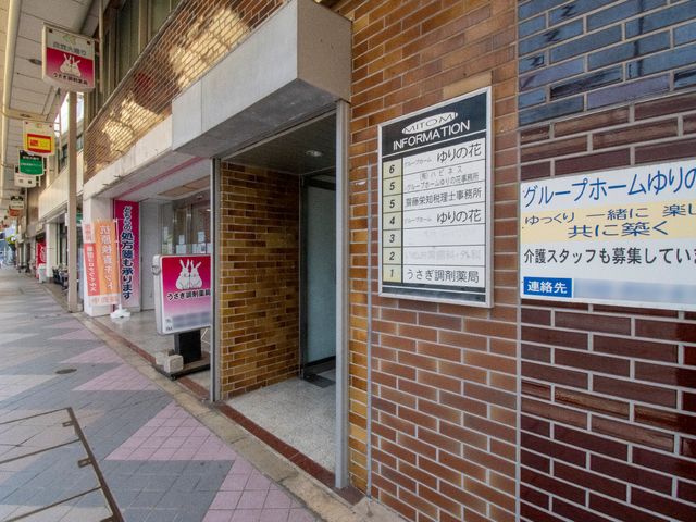 アーケード沿いのエントランス 外観 ガレージホールに隣接する、やわらかい雰囲気のエントランス。共用スペースも充実しています。