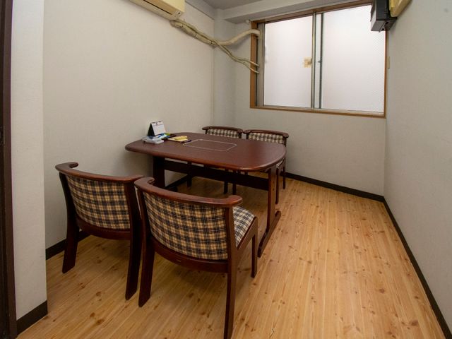 応接セットのある部屋 応接室 ほっと一息つける休憩室です。ゆったりした椅子が気持ちを和らげます。