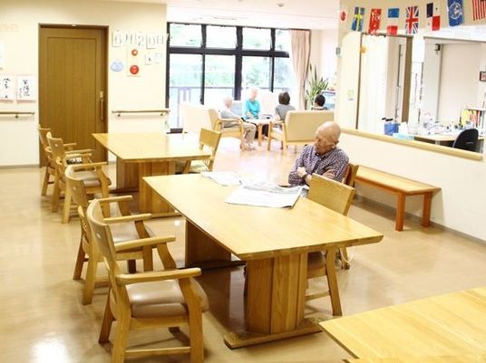 共有スペースで過ごす人々