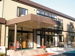 明るい外観の建物エントランス