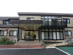 明るい施設のエントランス