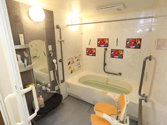 手すり付きバリアフリー浴室