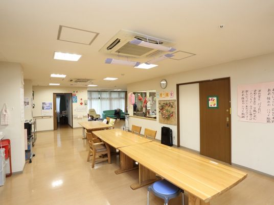 広々とした明るい食堂