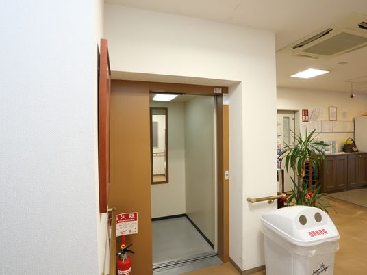 明るい廊下の入口