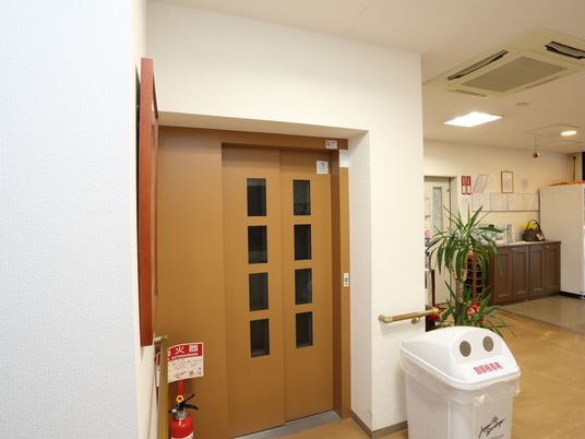 明るい廊下の入口
