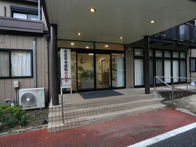 エントランスの建物正面