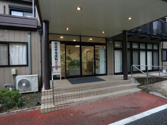 エントランスの建物正面