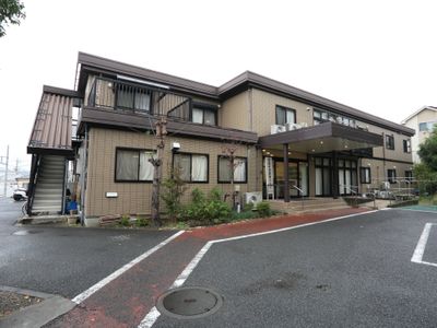 落ち着いた外観の建物