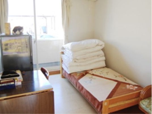 明るい個室のベッド