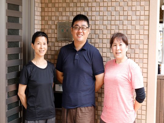 笑顔のスタッフ三人