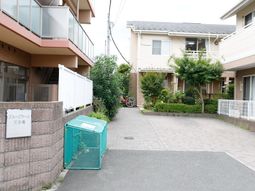 住宅街にあるエントランス