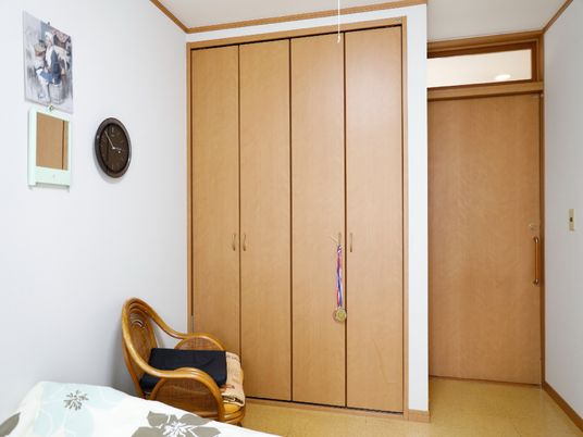 居室内のクローゼットとドア
