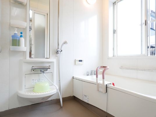 バリアフリー設計の浴室