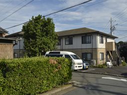 落ち着いた建物の外観