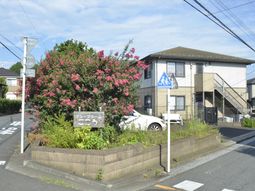 公園と植物が美しい外観