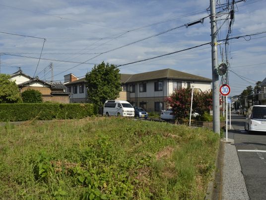 緑に囲まれた建物