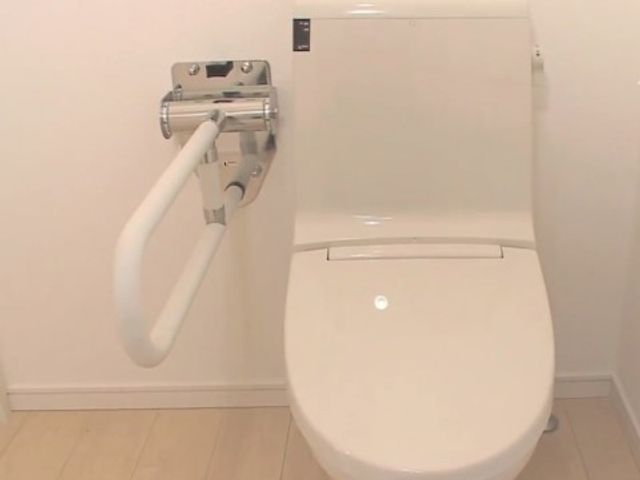 バリアフリー設計のトイレ トイレ 手すり付きの清潔なトイレです。安心してご利用いただける環境が整っています。