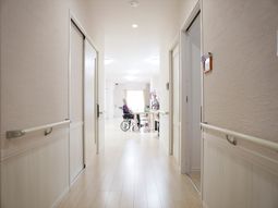清潔な廊下と車椅子の人