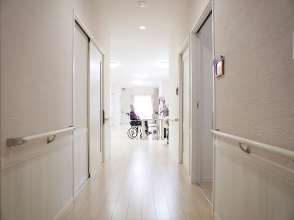 清潔な廊下と車椅子の人