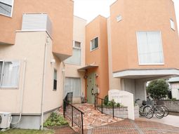 落ち着いた色合いの建物外観