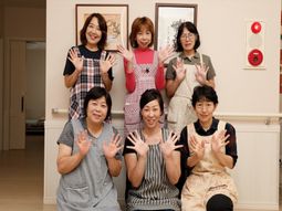 笑顔のスタッフ集合