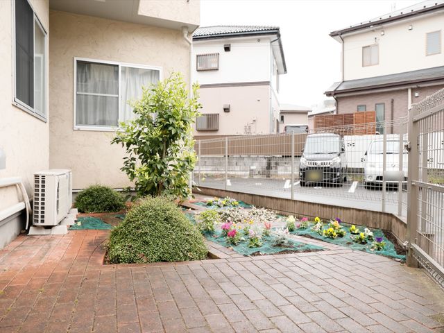 中庭の風景 庭 植物が生い茂る心安らぐ中庭です。屋外での穏やかなひと時を提供する空間があります。
