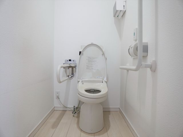 バリアフリートイレ設備 トイレ 清潔感のあるトイレは手すりも設置され、安心してご利用いただけます。サポートが必要な方も快適に利用できる配慮がされています。