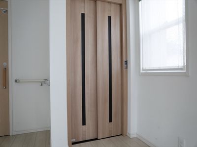 モダンな木製のドア