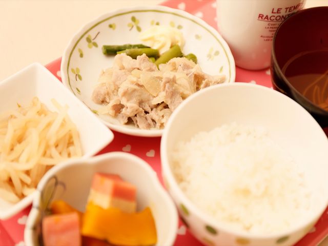和風の健康的な食事 食事 栄養バランスを考慮した美味しそうな和食が並び、施設での生活の一端を垣間見ることができます。働きがいのある環境をお求めの方に最適です。