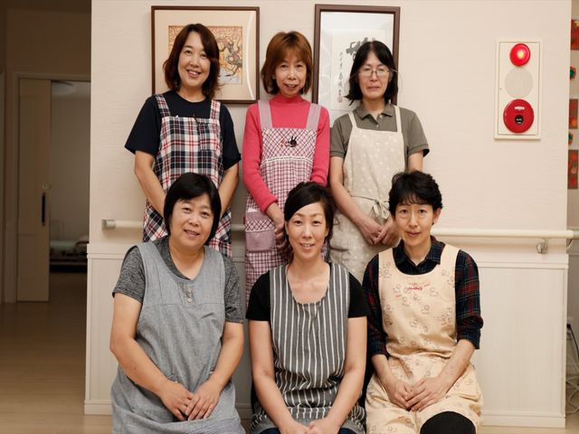 スタッフ集合写真 スタッフ 笑顔でポーズを取るスタッフの皆さまには、あたたかい雰囲気が感じられます。ここでなら働くことが楽しみになりそうですね。