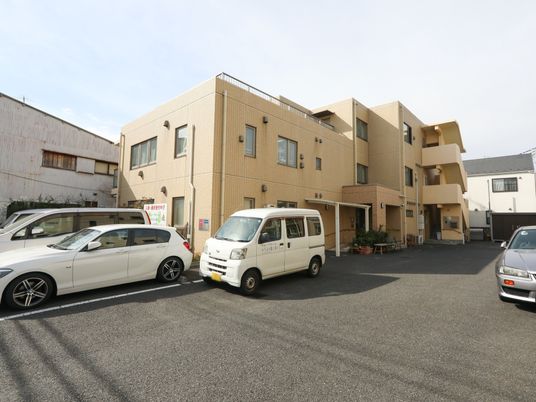 明るい外観の施設