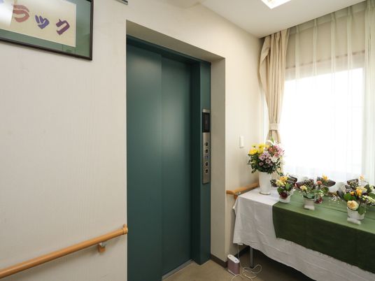 エレベーターと花飾り