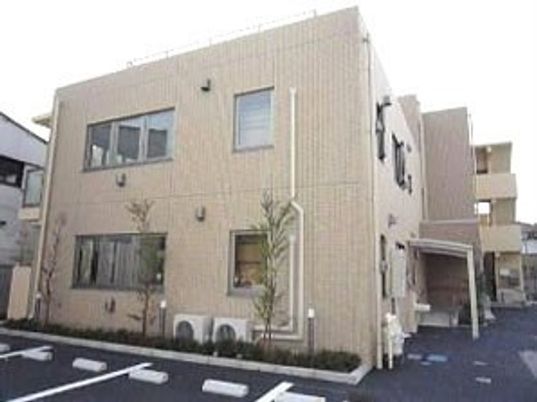 ベージュの建物の外観