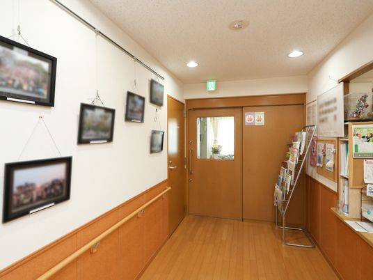 廊下に掲示物と写真