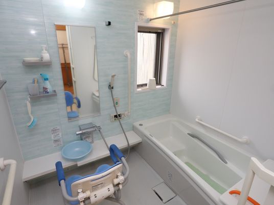 バリアフリー設計の浴室