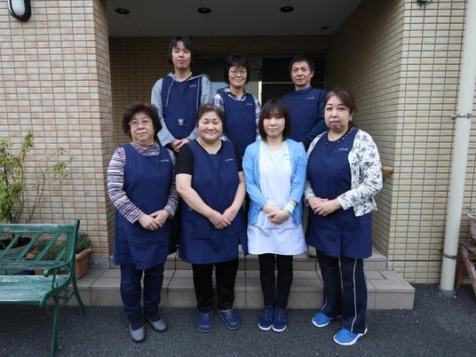 スタッフの集合写真