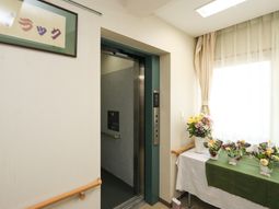 明るい廊下とエレベーター