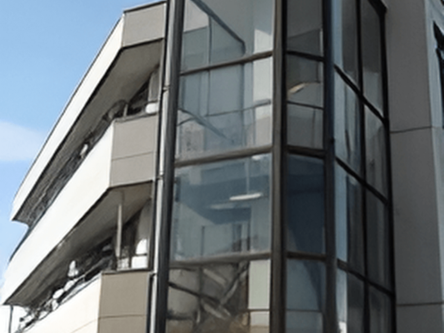 モダンな建物のエントランス 外観 透明感のあふれる開放的な入口は、訪れる方々を明るく迎えます。