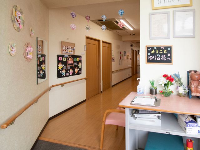 アットホームな廊下 廊下 あたたかな装飾が施された廊下の様子です。壁には手作りの飾りや掲示物があります。