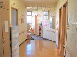 廊下の明るい装飾