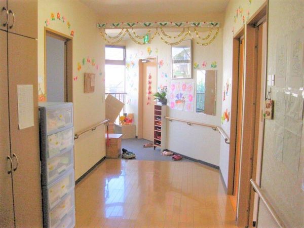 廊下の明るい装飾