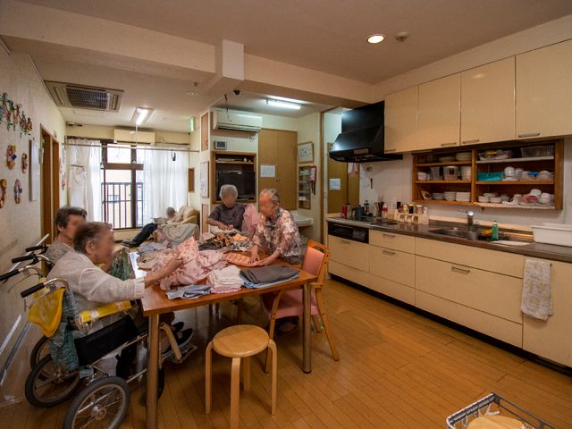 居心地の良いダイニング 共有スペース 利用者が集い憩う暖かなダイニングでのひと時です。窓辺には明るい光が差し込みます。
